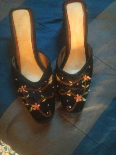from mothers estate short heels good condition - Thumbnail 4