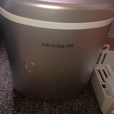 Frigidaire countertop ice maker - Thumbnail 4