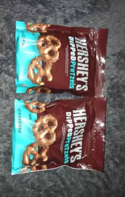 2x Hersheys Dipped Pretzels
