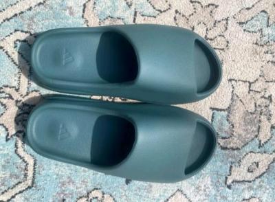 size 11 Yeezy slides - Thumbnail 2