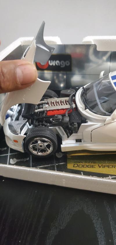 scale Bburago Gold Collection 1997 Dodge Viper GTS Coupe - Thumbnail 3