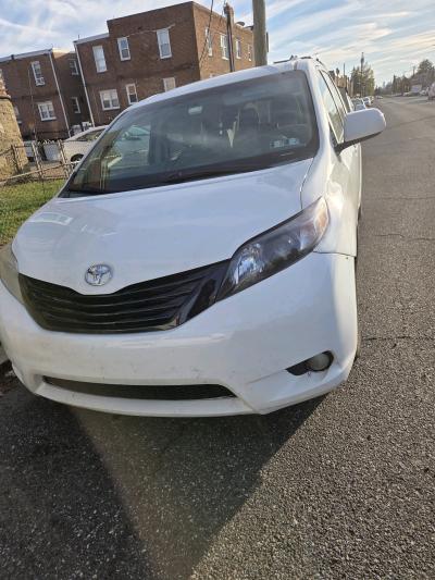 2011 Toyota Sienna LE in good condition - Thumbnail 5
