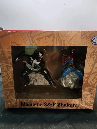 SpiderMan vs Venom Magnetic Salt and Pepper Shaker Set