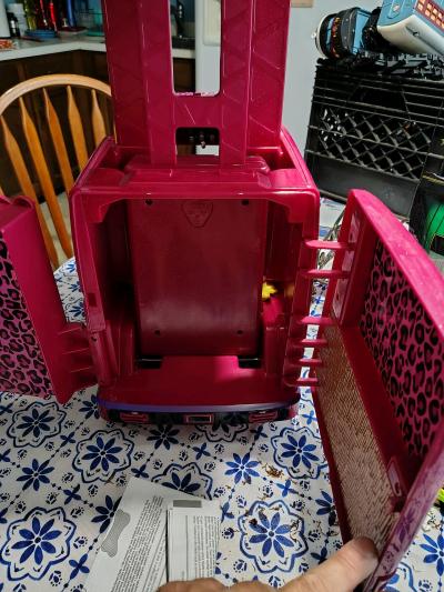 selling vintage Barbie bus with all the pieces - Thumbnail 5