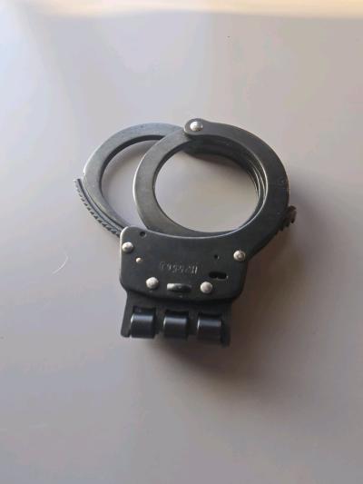 Smith  Wesson Model 300 Black Hinged Handcuffs  PreOwned No - Thumbnail 3