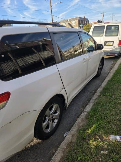 2011 Toyota Sienna LE in good condition - Thumbnail 9