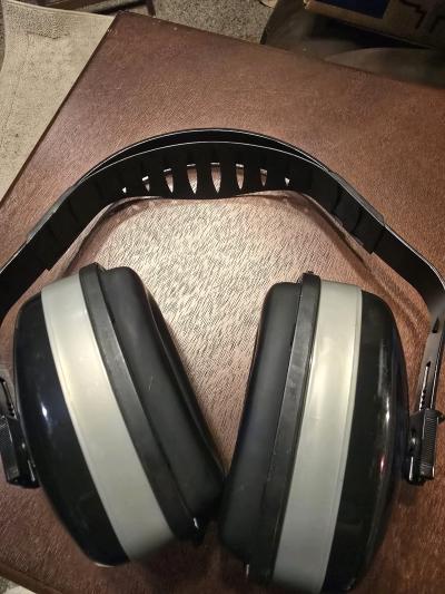 Howard Leight Viking V3 Noise Reduction Earmuffs  Black Gray