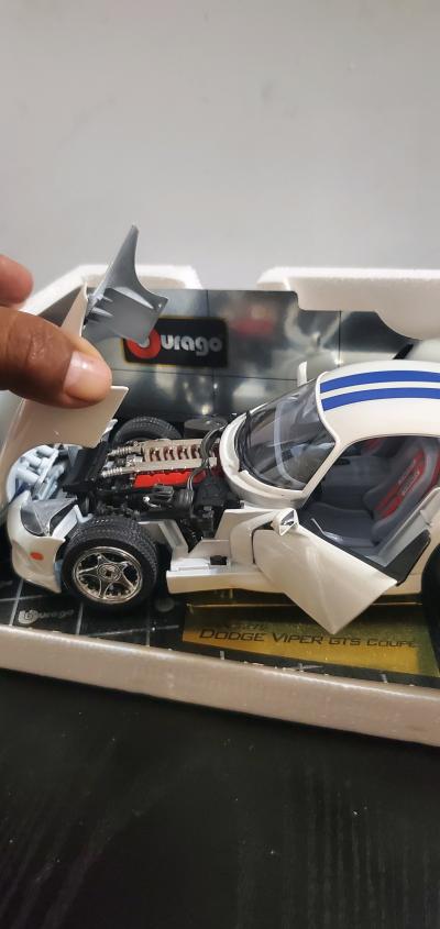 scale Bburago Gold Collection 1997 Dodge Viper GTS Coupe - Thumbnail 4