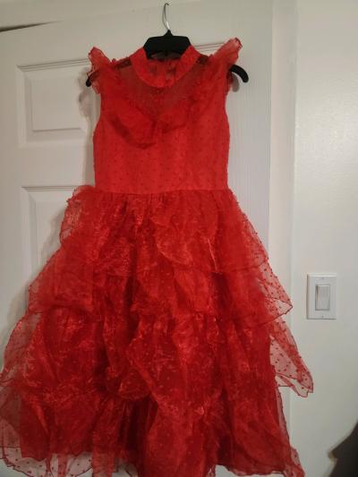 Lydia Deetzs red wedding dress from Beetlejuice Zize 140