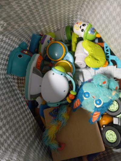 Baby clothes and toys - Thumbnail 3
