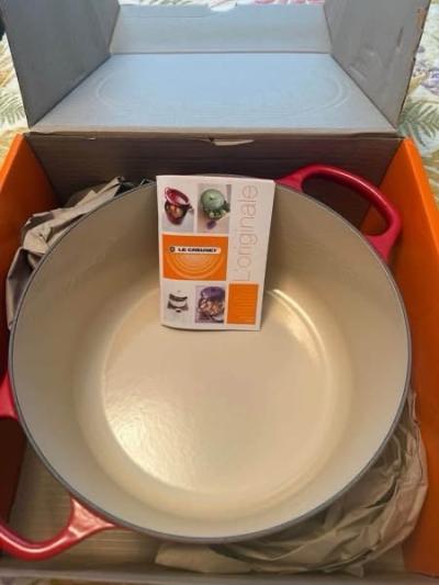 BRAND NEW Le Creuset Signature Dutch Oven  Never Used - Thumbnail 4
