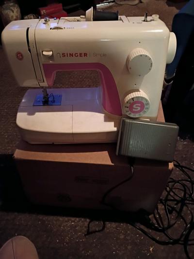 A Nice Pink  and White Singer Sowing Machine - Thumbnail 2