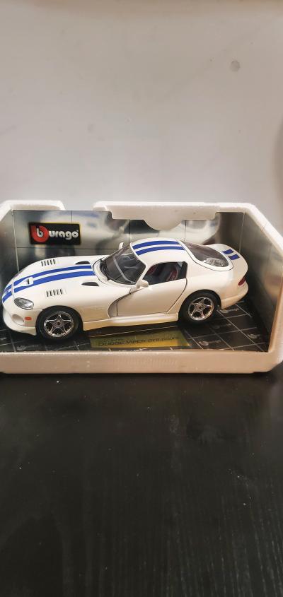 scale Bburago Gold Collection 1997 Dodge Viper GTS Coupe - Thumbnail 2