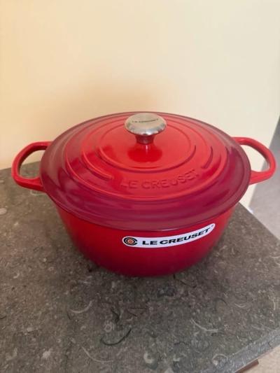 BRAND NEW Le Creuset Signature Dutch Oven  Never Used