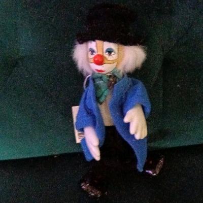 Vintage porcelain clown doll with white painted features - Thumbnail 5