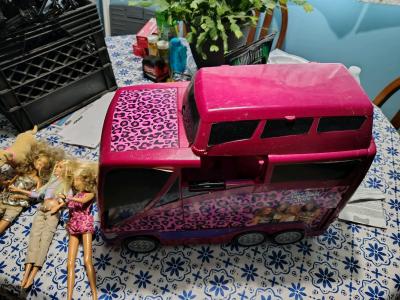 selling vintage Barbie bus with all the pieces - Thumbnail 8