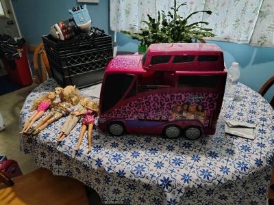 selling vintage Barbie bus with all the pieces - Thumbnail 10