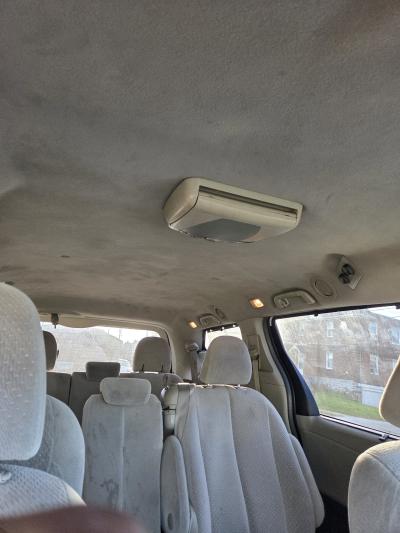 2011 Toyota Sienna LE in good condition - Thumbnail 4