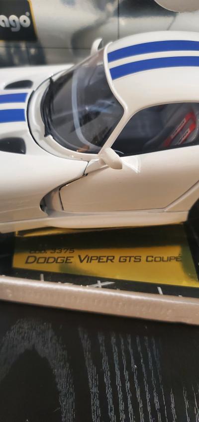 scale Bburago Gold Collection 1997 Dodge Viper GTS Coupe - Thumbnail 6