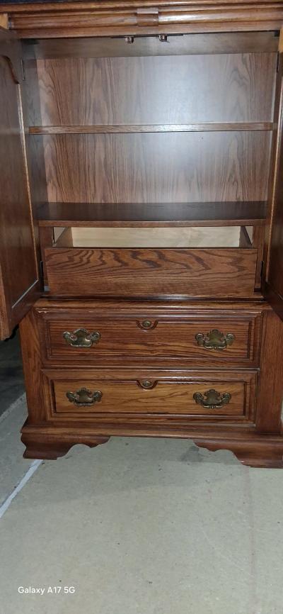 Gorgeous Vintage Dixie Oak 3 piece Dresser set - Thumbnail 2