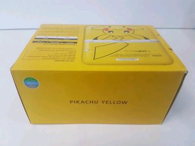 Nintendo 3DS XL  Yellow Pikachu Edition - Thumbnail 4