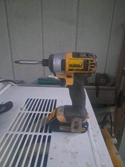 20 volt compact Dewalt drill - Thumbnail 2