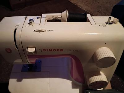 A Nice Pink  and White Singer Sowing Machine - Thumbnail 4