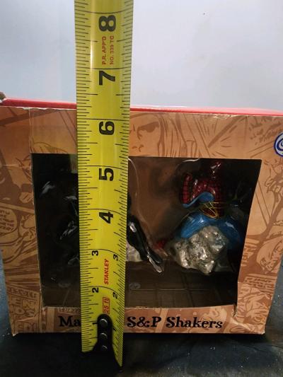SpiderMan vs Venom Magnetic Salt and Pepper Shaker Set - Thumbnail 5