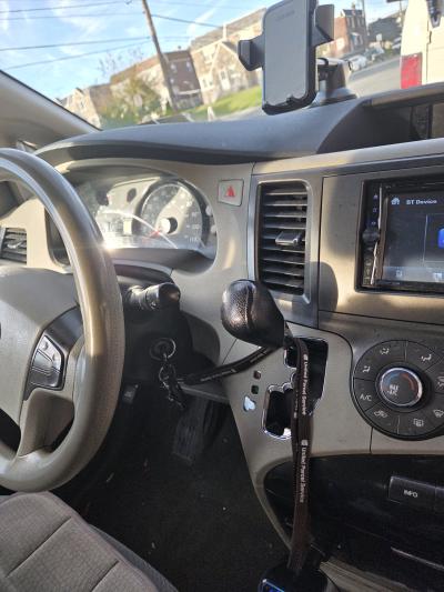 2011 Toyota Sienna LE in good condition - Thumbnail 3