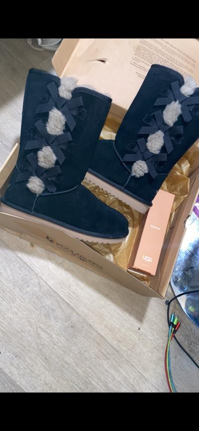 women black furry uggs - Thumbnail 2