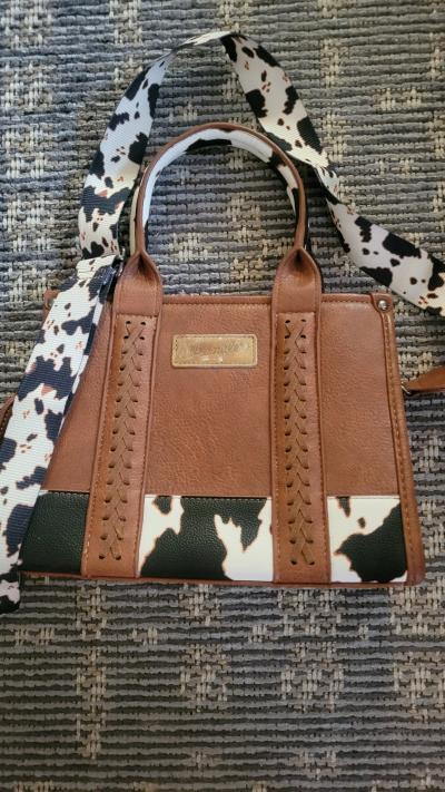 womans  new purse