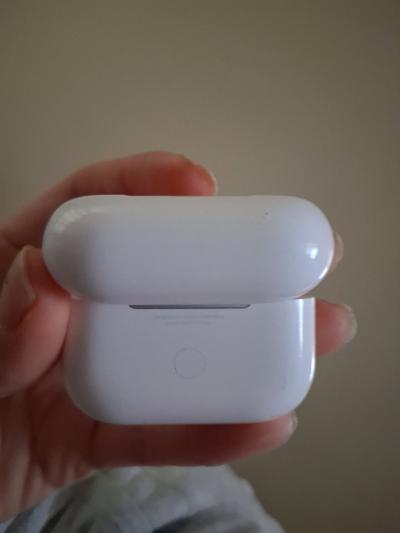air pod 3 pro gently used - Thumbnail 5